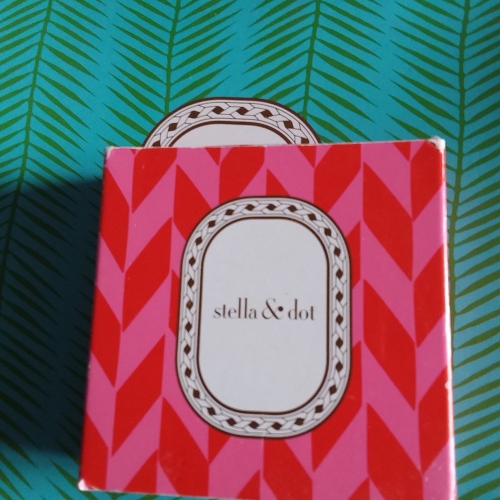 Stella and Dot Arc Pendant necklace, new in box